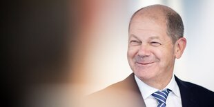 Ein grinsender Mann – Olaf Scholz