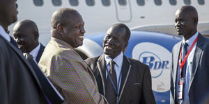 Der südsudanesische Politiker Riek Machar wird auf dem Flughafen begrüßt
