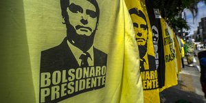 Jair Bolsonaro ist auf T-Shirts zu sehen, die auf einer Leine hängen