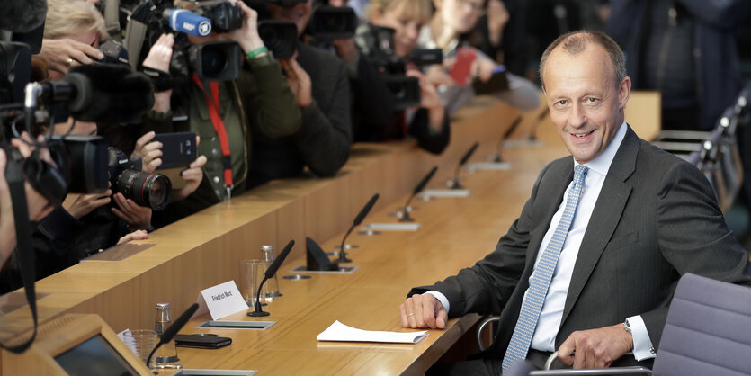 Friedrich Merz bei einer Pressekonferenz vor einer großen Gruppe Journalisten