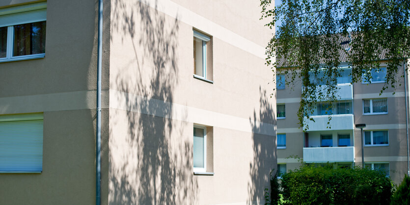 Die Fassade eines Wohnblocks.