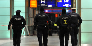 Vier Polizisten am S-Bahnhof Friedrichstraße