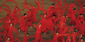 Tänzerinnen in roten Gewändern