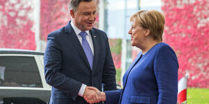 Angela Merkel schüttelt dem polnischen Präsidenten Andrzej Duda die Hand
