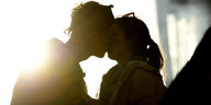 Ein Paar küsst sich in der Abendsonne