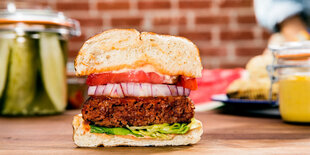 Ein Burger mit Tomate, Salat und anderen Zutaten im Querschnitt