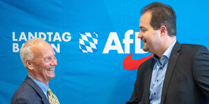 Zwei AfD-Politiker lachen gemeinsam