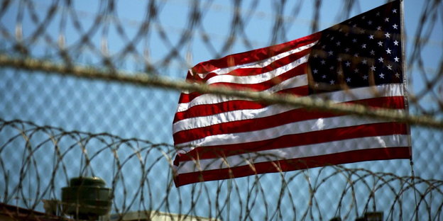 Eine US-Flagge hinter einem Gefängniszaun
