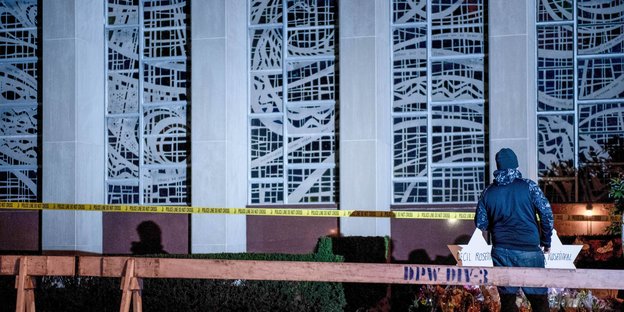 Ein Mann steht vor der Synagoge Pittsburgh