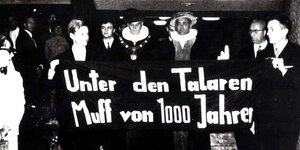 Schwarz-weiß-Aufnahme von Studenten mit "Unter den Talaren ..."-Transparent