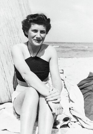 Die Großmutter ist als junge Frau am Strand Die Großmutter ist als junge Frau am Strand