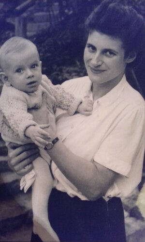 Die Großmutter hält ein Baby auf dem Arm Die Großmutter hält ein Baby auf dem Arm