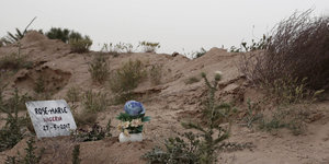 In Tunesien ist in einer Sanddüne ein Grab mit dem Namen "Rose-Marie" auf dem Grabstein