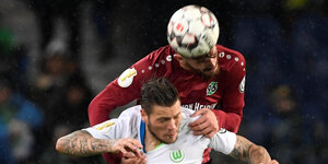 Fußballprofi Josip Elez von Hannover 96 stützt sich beim Kopfball bei einem Gegenspieler auf