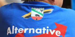 Mann im T-Shirt der AfD Sachsen-Anhalt