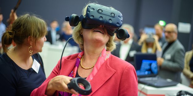 Monika Grütters (CDU) trägt eine Virtual Reality-Brille des Deutschen Museums, um eine virtuelle Mondlandung nachzuvollziehen