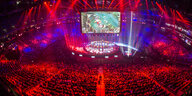 Fans sitzen am 31.10.2015 in Berlin in der Mercedes-Benz-Arena und verfolgen das WM-Finale des Computer-Spiels "League of Legends"