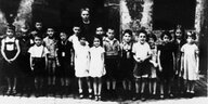 Herta Mansbacher und viele Kinder