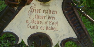 Grabkreuz mit Inschrift