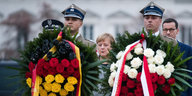Bundeskanzlerin Angela Merkel (CDU) legt zusammen mit Mateusz Morawiecki, Ministerpräsident von Polen, am Grabmal des Unbekannten Soldaten einen Kranz nieder