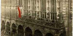 Der Arbeiter und Soldatenrat auf dem Balkon des Bremer Rathauses.