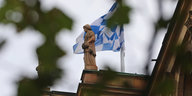 Auf dem bayerischen Landtag weht die blau-weiße Landesflagge