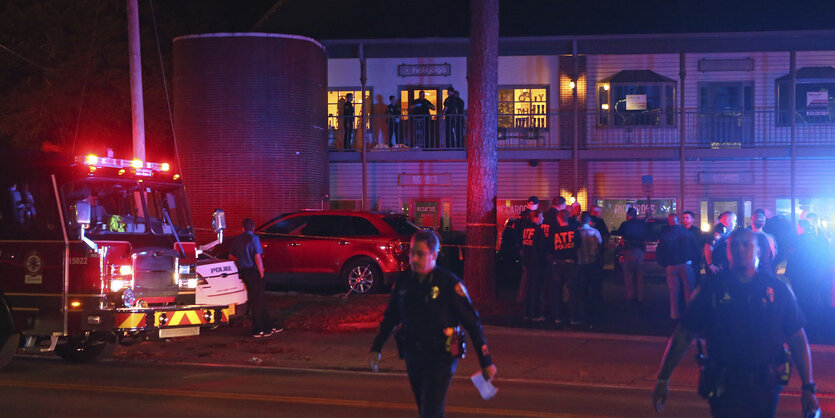 Polizei vor einem Haus in Tallahassee