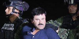 Zwei Polizisten mit "El Chapo"