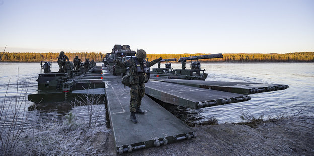 Soldaten auf Heersbrücken an einem Gewässer in Norwegen