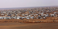 ein riesiges Zeltlager in der Sandwüste