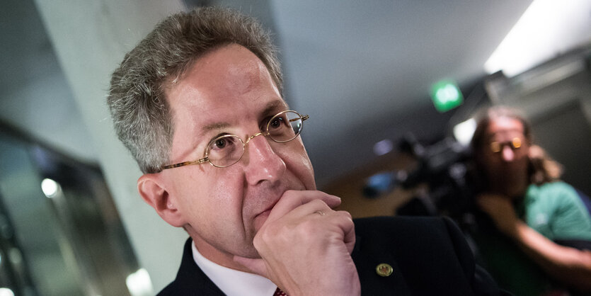 Maaßen hält die Hand an sein Kinn