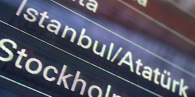 Auf einer Flughafen-Anzeigentafel steht "Istanbul/Atatürk".