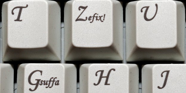 Eine Computertastatur mit bayerischen Schimpfwörtern bedruckt