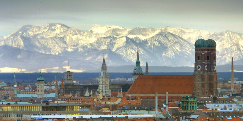 Die Frauenkirche vor den schneebedeckten Alpen