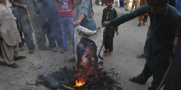 Islamisten in Pakistan verbrennen ein Bild von Asia Bibi