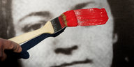 jemand malt mit roter Farbe über ein schwarz-weiß-Bild, das Beate Zschäpe zeigt