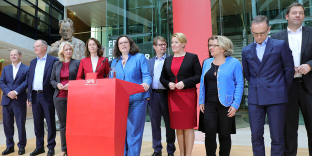SPD-Politiker stehen in einer Reihe nebeneinander