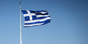 Die griechische Flagge weht im Himmel