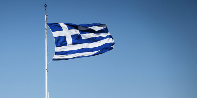 Die griechische Flagge weht im Himmel