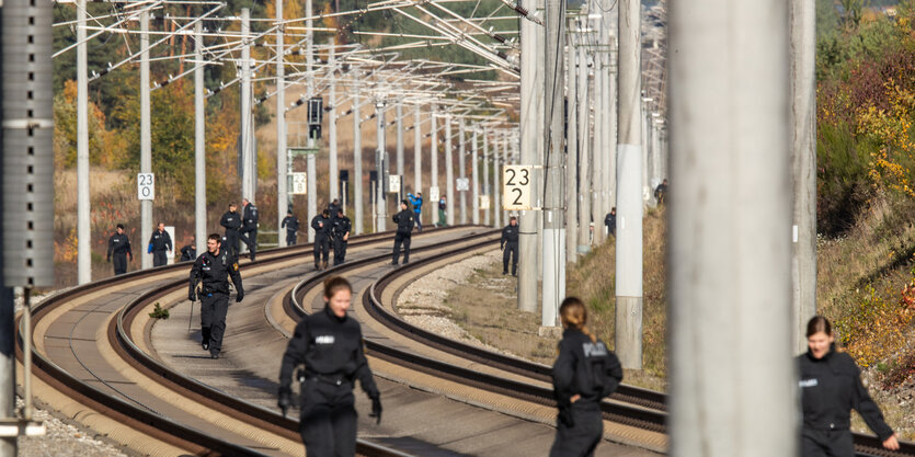 Polizeibeamte durchsuchen ein Gleiststück bei Allersleben