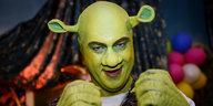 Markus Söder ballt als Shrek kostümiert seine Fäuste