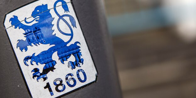 Ein weiß-blauer Sticker mit Logo des TSV 1860 München