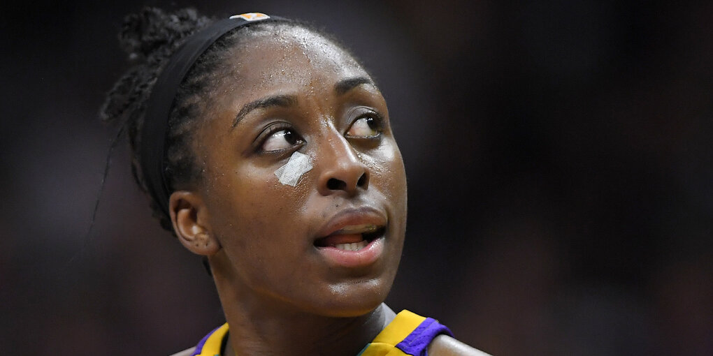 Nneka Ogwumike hat ein Pflaster unter dem Auge und schaut nach oben