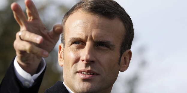 Der französische Präsident Emmanuel Macron zeigt nach vorn