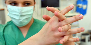 Eine Krankenschwester reinigt sich die Hände