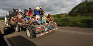 Mittelamerikanische Migranten fahren auf einem Lastwagen mit