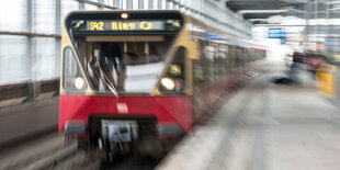 ein S-bahn-Zug fährt in einen Bahnhof ein