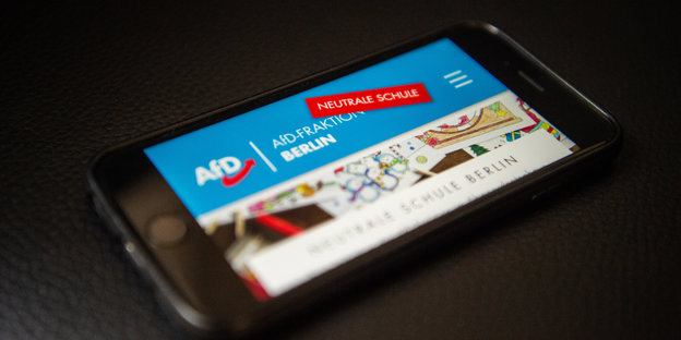 Ein Handy mit der Startseite des Meldeportals der AfD