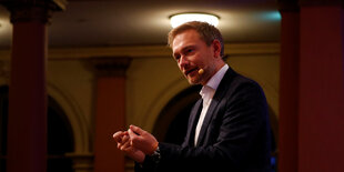 Christian Lindner spricht in einem Saal