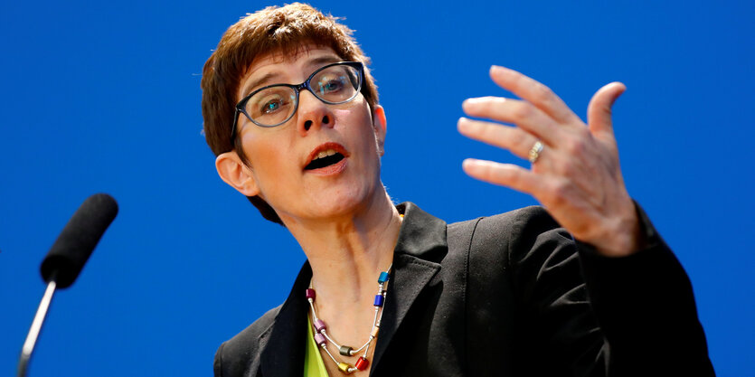 Die Politikerin Annegret Kramp-Karrenbauer gestikuliert